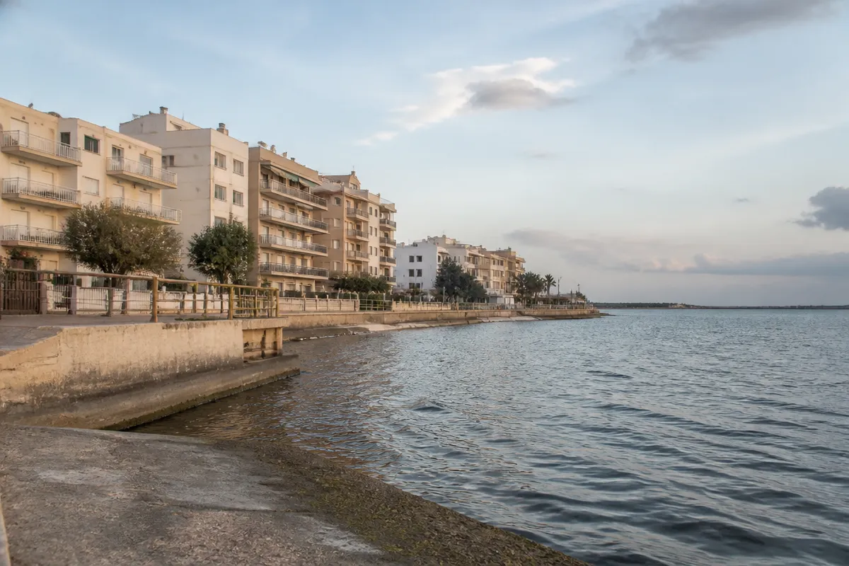Paseo y bloques bajos junto al Mar Menor, área donde CaboManga atiende fontanería